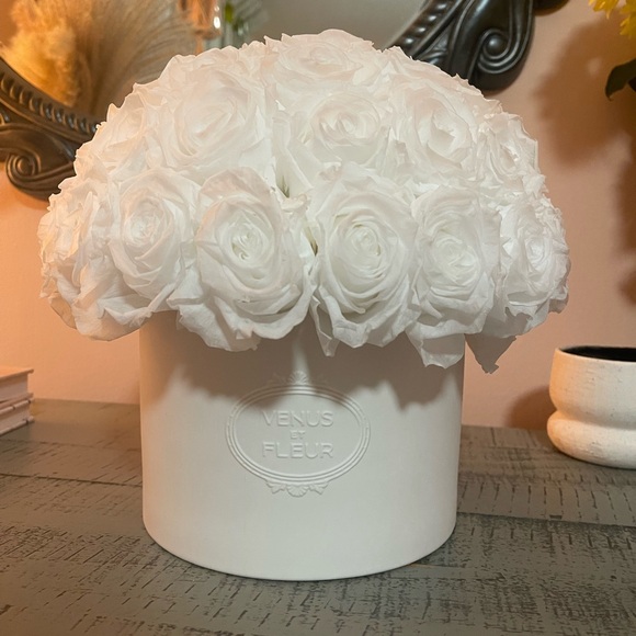 Authentic Venus Et Fleur 50 White Eternal Rose Arrangement Thalia Porcelain Vase - Picture 2 of 6